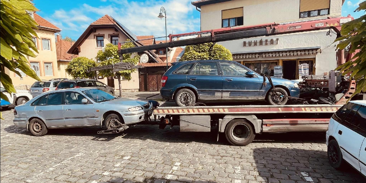 Elvitték a Szabadság térről is az elhagyott autókat