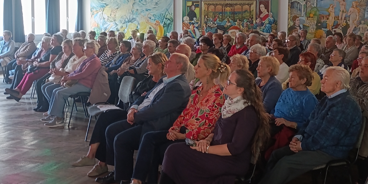 Operett előadással köszöntötték az időseket